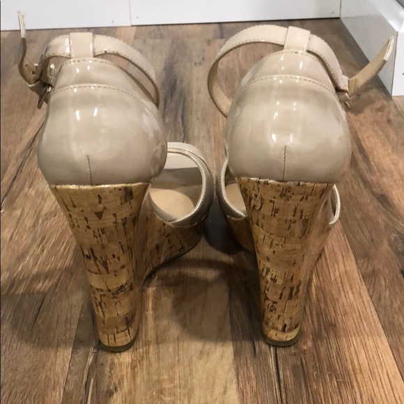 GUESS platform nude patent leather peep toe wedge - Picture 3 of 6